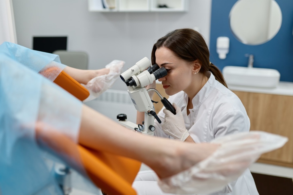 03-doctor-doing-gynecological-examination-female-patient-chair-with-gynecological-microscope.jpg
