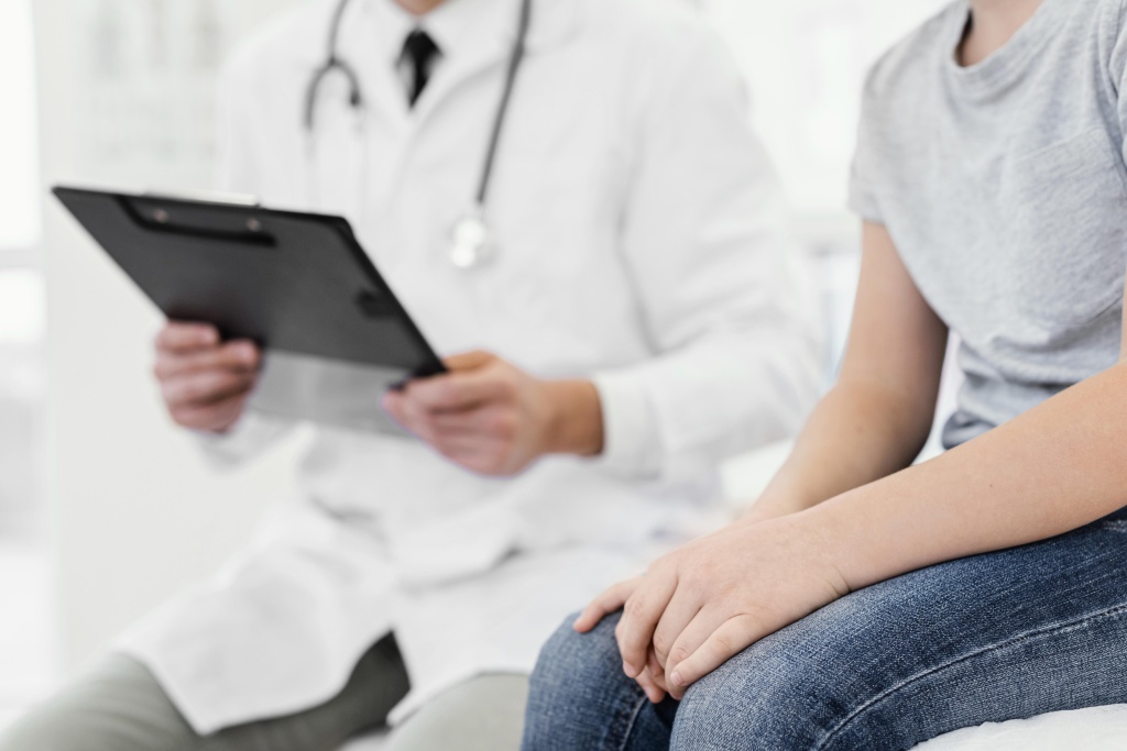 close-up-doctor-holding-clipboard.jpg